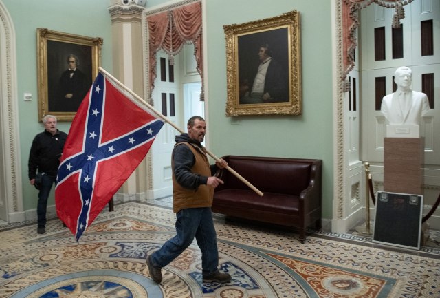 Otac i sin optuženi zbog zastave Konfederacije na Kapitolu