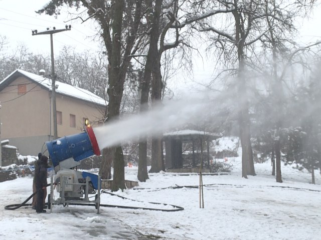 Počeo sa radom top za pravljenje veštačkog snega u Jagodini VIDEO
