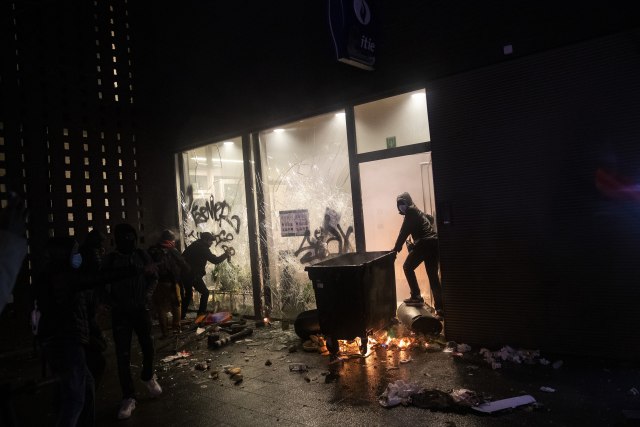 Haos u Briselu - zapaljena policijska stanica, stradalo vozilo kralja VIDEO/FOTO