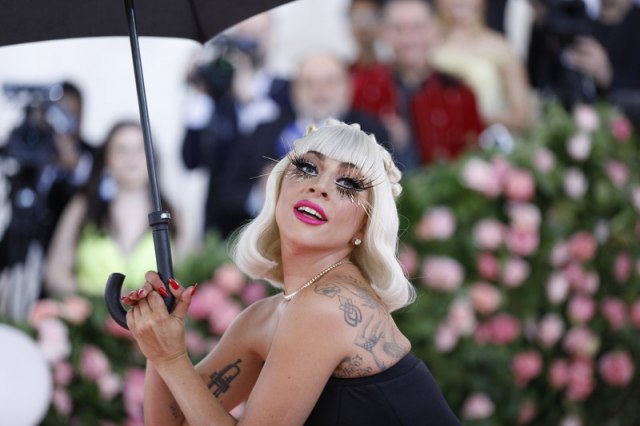 Američku himnu na Bajdenovoj inauguraciji pevaće Ledi Gaga, a nastupaće i Džej Lo
