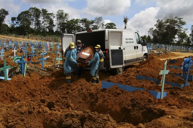 "Disaster: All patients die. Authorities dig mass graves"