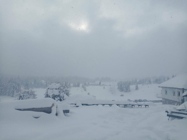 Snežna idila na srpski naèin: U Krnjaèi i dalje 60 centimetara snega, meštani bez struje danima FOTO