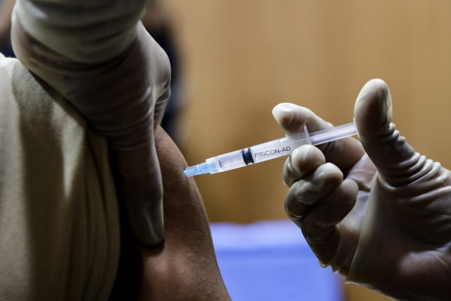 Besni na vlast i EU zbog vakcine; "Ništa ne funkcioniše kako treba"