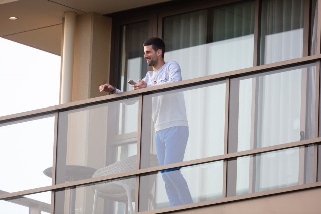 Novak sa balkona: Molim vas, oslobodite nas VIDEO