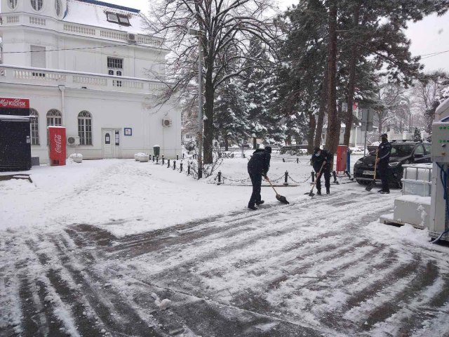 Komunalna milicija čisti sneg ispred zdravstvenih ustanova FOTO