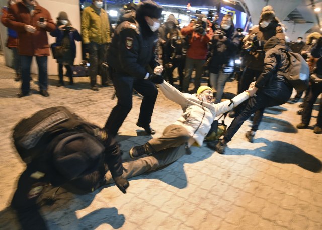 Uhapšene pristalice Navaljnog na aerodromu FOTO