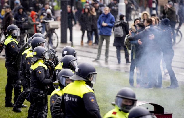 Policija rasturila demonstracije u Amsterdamu FOTO