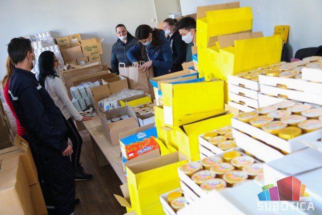 Akcija u Subotici: Spremili pakete hrane za 400 socijalno ugroženih porodica FOTO