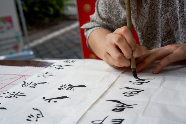 Otvorena izložba dečjih kaligrafskih radova u Novom Sadu