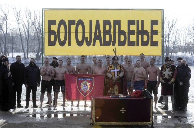 U Beogradu se plivalo za časni krst: Epidemija smanjila broj plivača FOTO