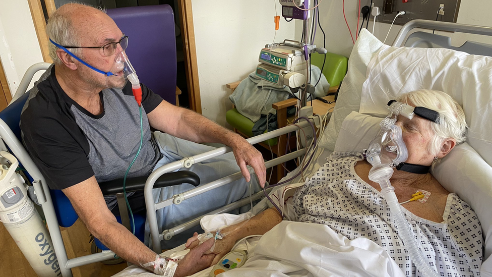 Korona virus i smrt: Emotivan oproštajni susret bračnog para u bolnici