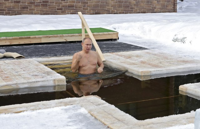 "Tradicija koju ne menja"; Putin zaronio u ledenu vodu  FOTO