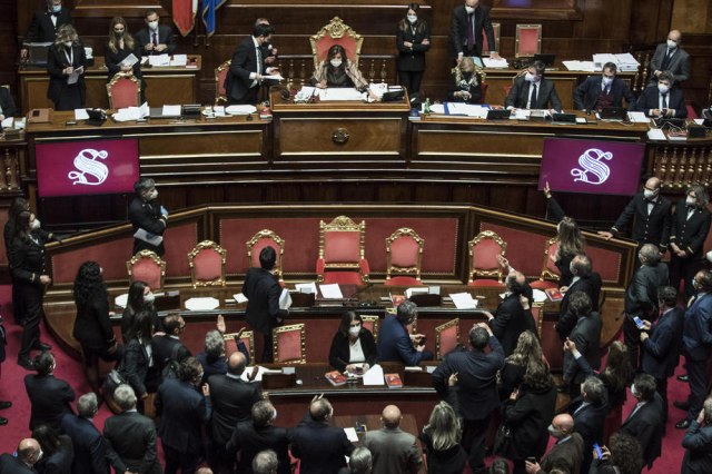 Tesnom većinom izglasano poverenje italijanskom premijeru