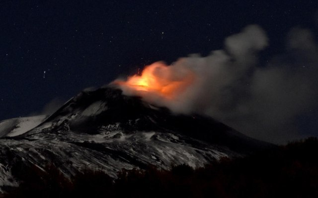 Etna has erupted, sending a tower of bright lava a hundred meters into the sky VIDEO