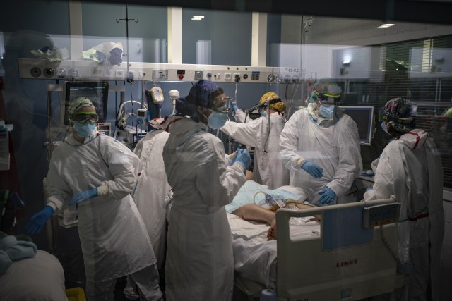 Kina ponovo u problemu; "Ukinite letove", Vakcinisao se Švarceneger VIDEO/FOTO