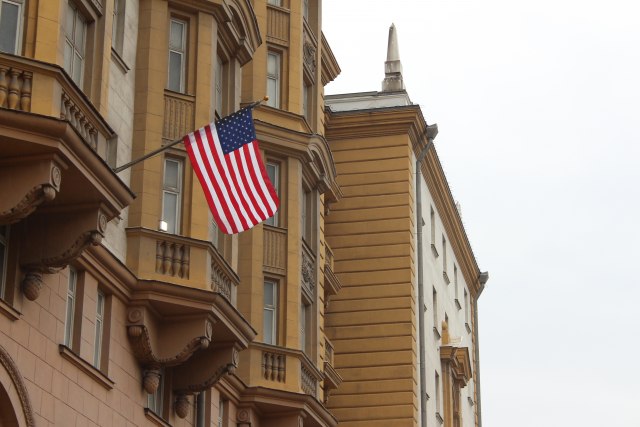 Američka ambasada: Spremaju se protesti; Moskva: Ne mešajte se