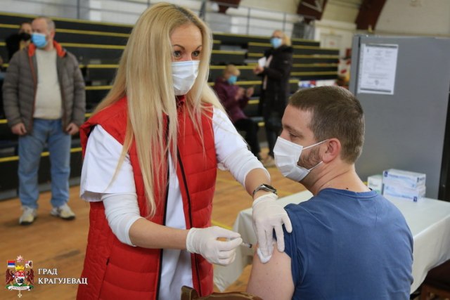 Vakcinisao se i gradonačelnik Kragujevca, interesovanje građana veliko FOTO