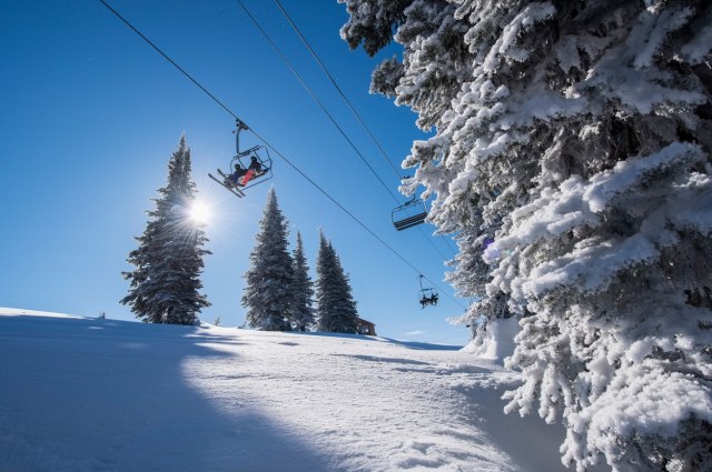 Slaba poseta skijalištima zbog vremena i testiranja
