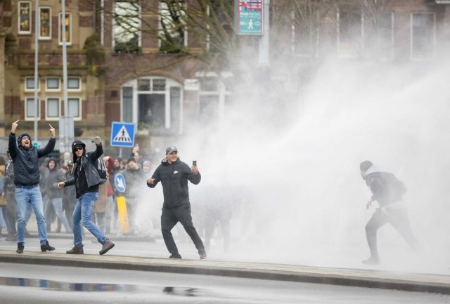 Neredi u Holandiji: Sukob policije i demonstranata, ima uhapšenih FOTO