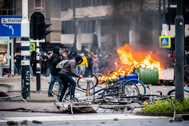 Holandija se ne smiruje - policija na ulicama Amsterdama VIDEO/FOTO
