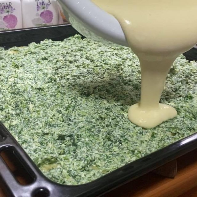 Brza troslojna pita bez kora sa sirom, spanaćem i lukom VIDEO