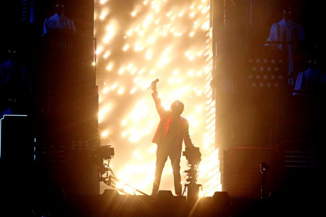 Zbog ovog nastupa je pevač Weeknd ostao bez Gremija VIDEO