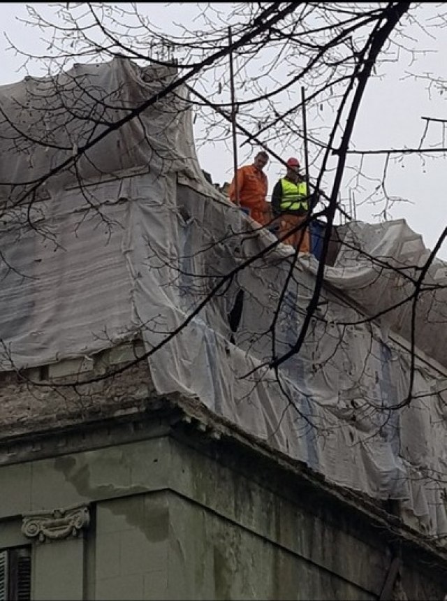 Počelo uklanjanje nelegalno izvedenih radova u Krunskoj 79 FOTO