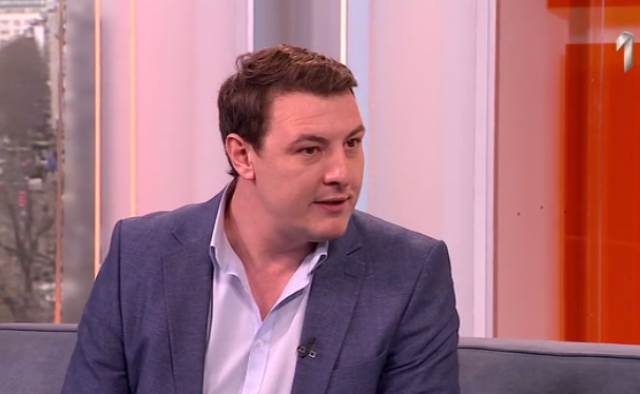 Dve uloge, a jedan glumac: 