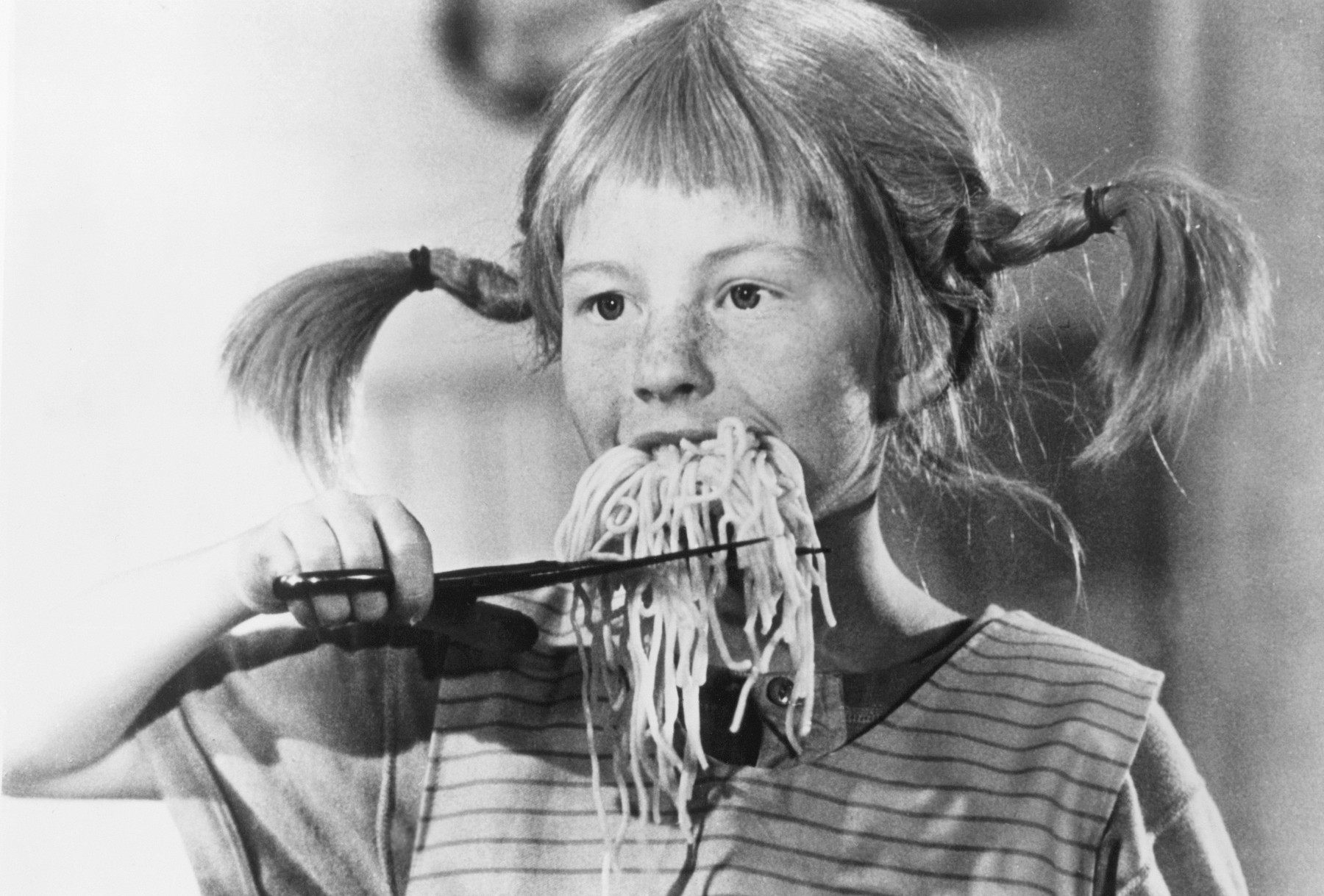 IMA 62 GODINE I RADI KAO SEKRETARICA Evo kako danas izgeda čuvena Pipi Duga Čarapa