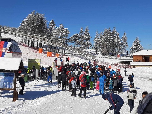 Na Torniku dnevno oko 2.000 skijaša, za gondolu se èeka duže od sat vremena FOTO