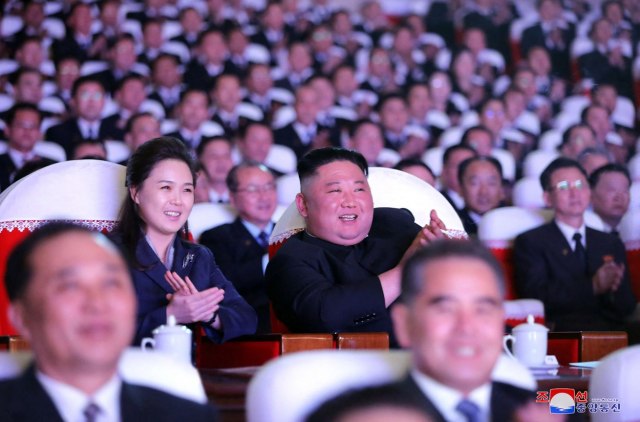 Supruga Kim Džong-Una pojavila se u javnosti nakon više od godinu dana