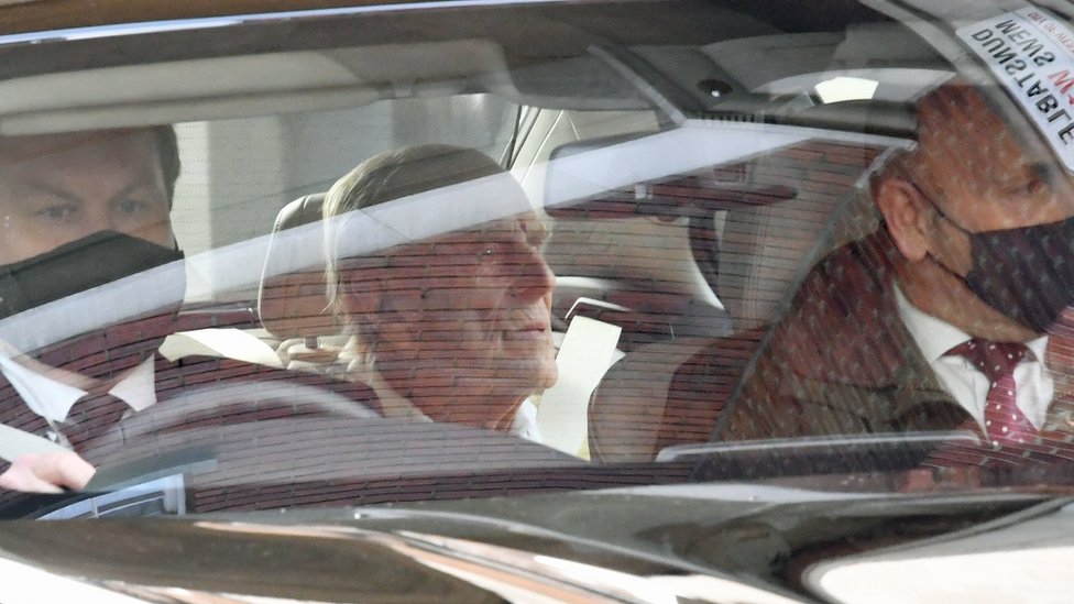 Kraljevska porodica: Princ Filip, suprug kraljice Elizabete, izašao iz bolnice posle mesec dana