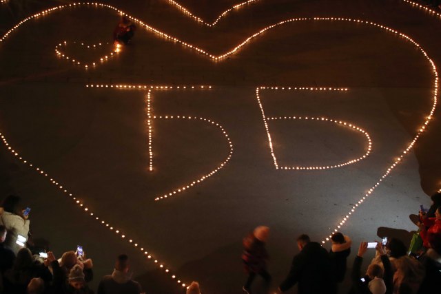 Emotivna slika iz Novog Sada: Srce od sveća za Panonskog mornara FOTO/VIDEO