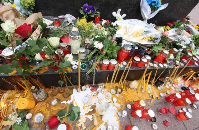 Tuga ispred doma Balaševiæa: Narod ostavlja sveæe i poruke podrške