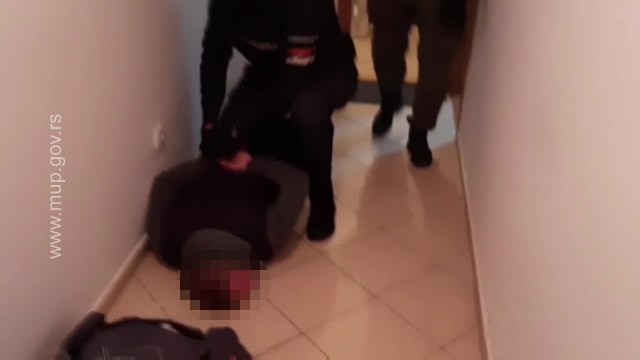"Lezi dole, ruke na leða" - filmsko hapšenje u Novom Sadu zbog prebijanja VIDEO