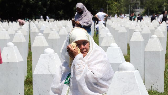 Knjiga za Džoa, ali o Srebrenici. Predata lično FOTO
