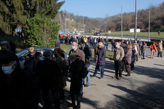 Haos u Zagrebu: Ljudi su došli u sedam. "Bojim se da æe svi završiti sa Astrazenekom" FOTO