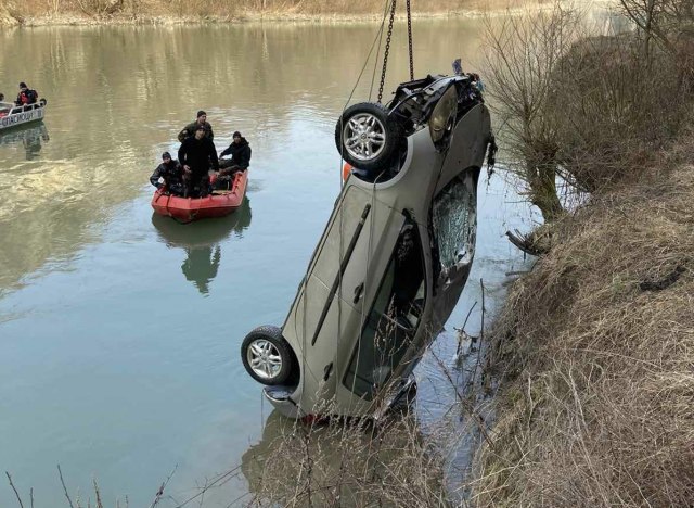 Izvučen auto kojim je Prijepoljac sleteo u reku krajem januara; telo vozača nije pronađeno VIDEO/FOTO