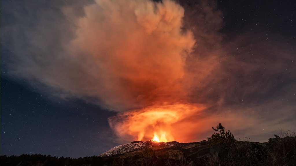Vulkan Etna: Fotografije erupcije vulkana osvetlile su noćno nebo iznad Sicilije
