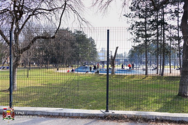 "Vandalski èin" u Kragujevcu:  Ošteæen deo ograde oko Kreativnog parka