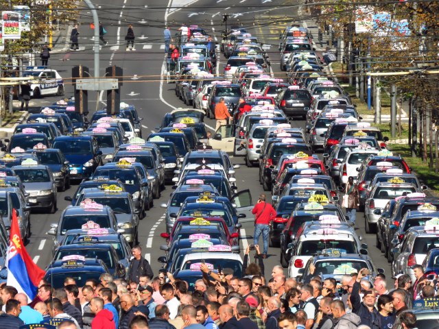 Taksisti sada odustaju od subvencija od 8.000 evra zbog kojih su danima blokirali grad