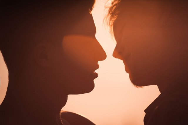 Uvreðeni hrišæani: 20.000 ljudi potpisalo peticiju protiv gej poljupca u reklami VIDEO
