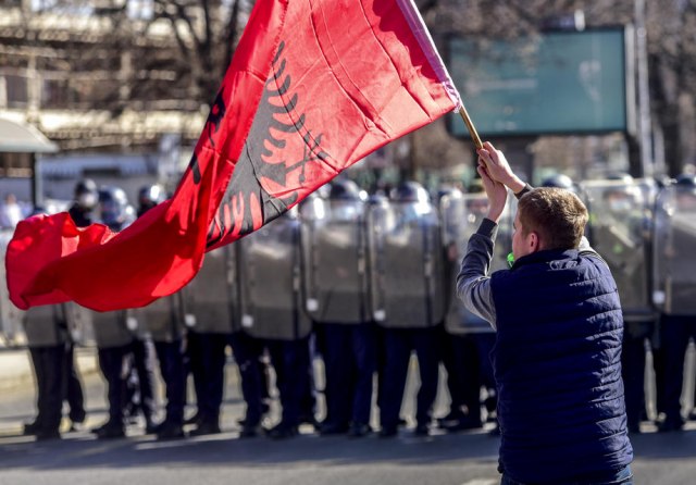Okršaj zbog "Monstruma" na ulicama Skoplja: Kamenje, šok-bombe, zastave i poklièi "Velika Albanija" FOTO