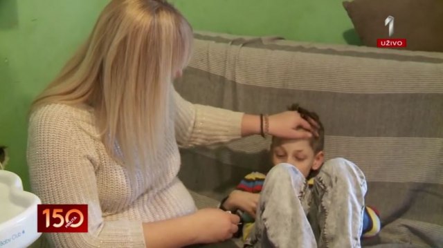Upisala dve više škole kako bi pomogla sinu, obolelom od neizlečive bolesti VIDEO
