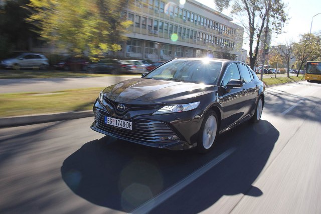 Test: Toyota Camry Hybrid Premium – visoka klasa, niska tarifa