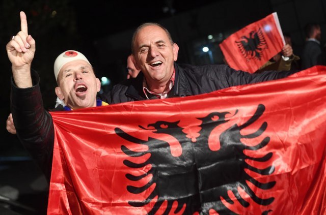 "Albanci svih zemalja, ujedinite se"