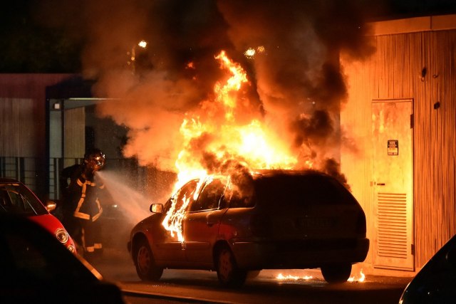 Ovako Rusi gase automobil u plamenu VIDEO