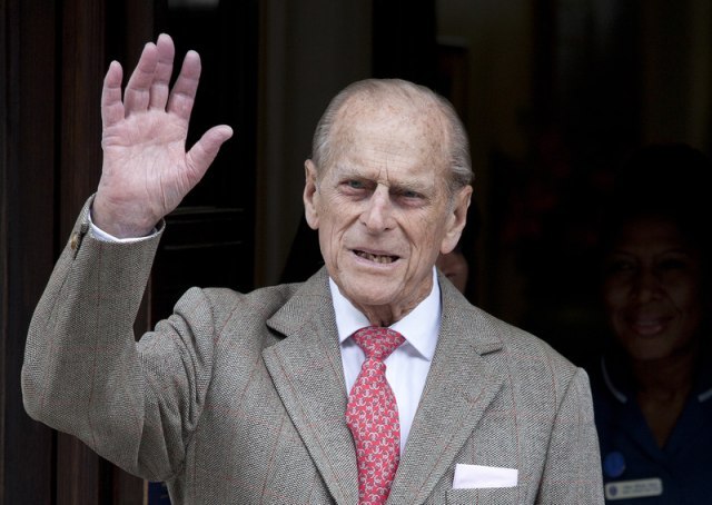 Princ Filip je i dalje u bolnici: "Držimo palèeve"