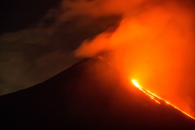 Proradio vulkan Pakaja u Gvatemali