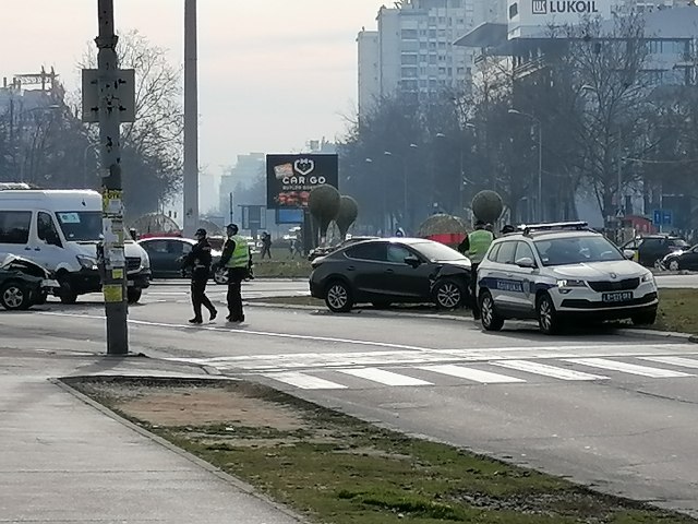 Saobraćajna nezgoda kod opštine Novi Beograd. Saobraćaj otežan FOTO